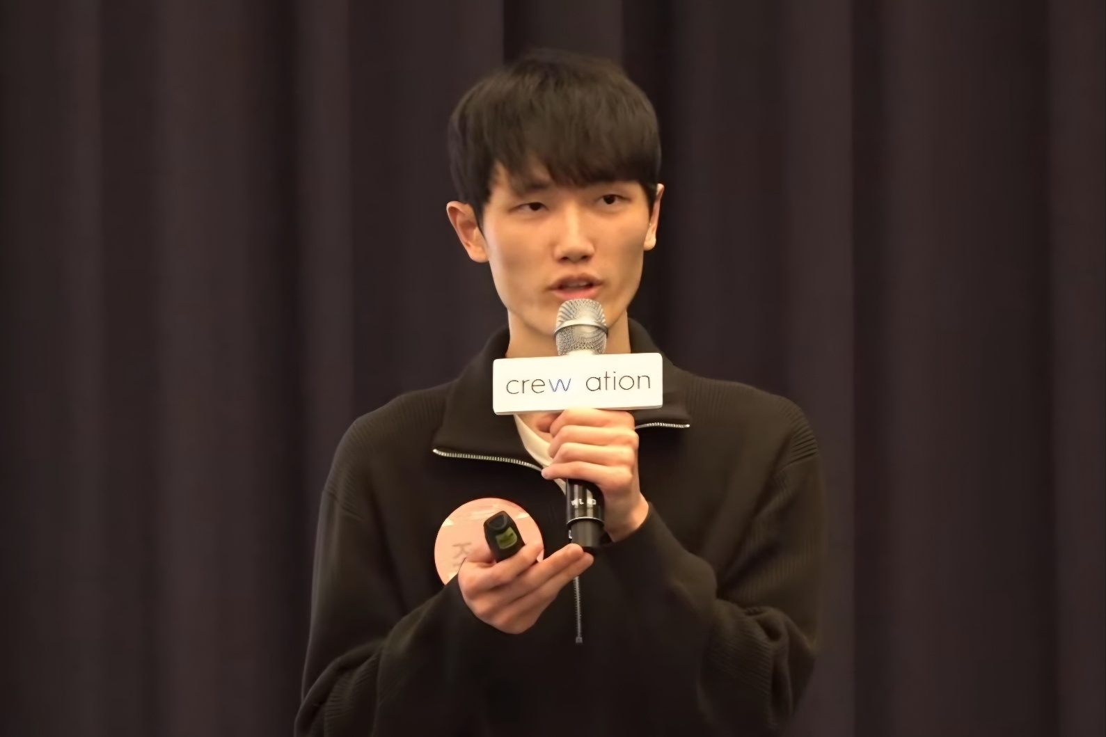 크루베이션 조창익 대표가 마이크를 들고 행사에서 발언하는 모습